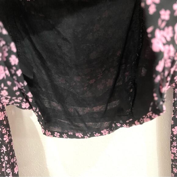 H&M Divided Black & Pink Floral Long Sleeve Crop Top w/ Smocked Back - Large - Picture 7 of 12
